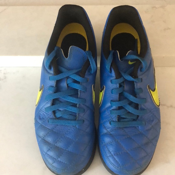 Nike Indoor Soccer Shoes - Picture 2 of 5